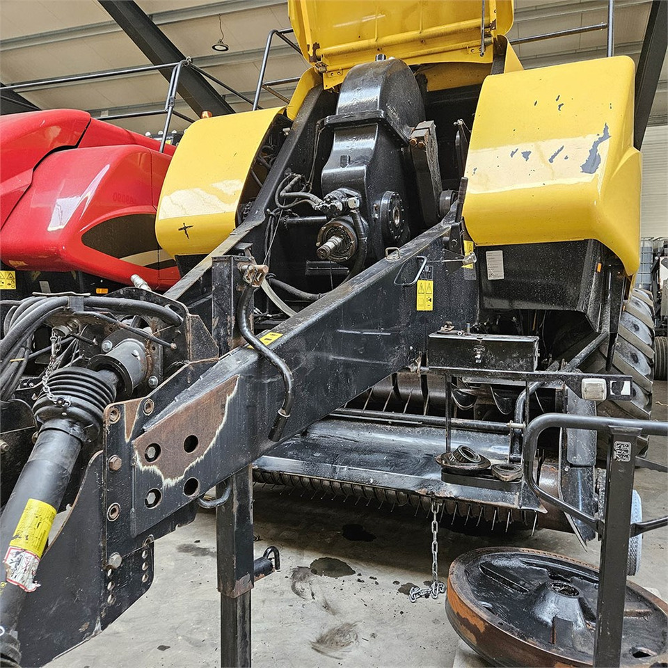 New Holland BB9090 - Hooi-/ Voedermachine: afbeelding 2 New Holland BB9090 - Hooi-/ Voedermachine: afbeelding 2