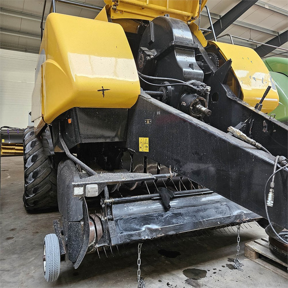 New Holland BB9090 - Hooi-/ Voedermachine: afbeelding 4 New Holland BB9090 - Hooi-/ Voedermachine: afbeelding 4