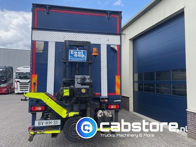 Volvo FM9 4X2R FAL9.0 RAD-A4 Volvo FM300 4x2 Euro 5 bakwagen - Schuifzeilen - Laadklep 2000 kg - Bouwjaar 2008 - Kooi-Aap heftruck - Bestelwagen gesloten laadbak: afbeelding 4 Volvo FM9 4X2R FAL9.0 RAD-A4 Volvo FM300 4x2 Euro 5 bakwagen - Schuifzeilen - Laadklep 2000 kg - Bouwjaar 2008 - Kooi-Aap heftruck - Bestelwagen gesloten laadbak: afbeelding 4