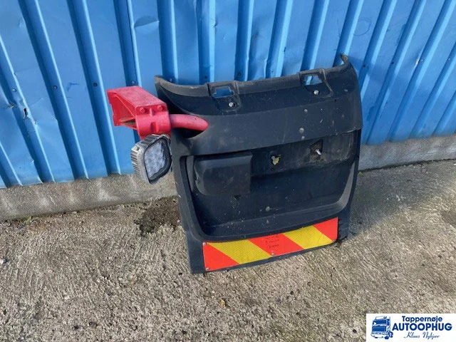 DAF mudguard bracket + mudguard – DAF 1371226 – DAF 2120352 - Carrosserie en exterieur voor Vrachtwagen: afbeelding 1 DAF mudguard bracket + mudguard – DAF 1371226 – DAF 2120352 - Carrosserie en exterieur voor Vrachtwagen: afbeelding 1