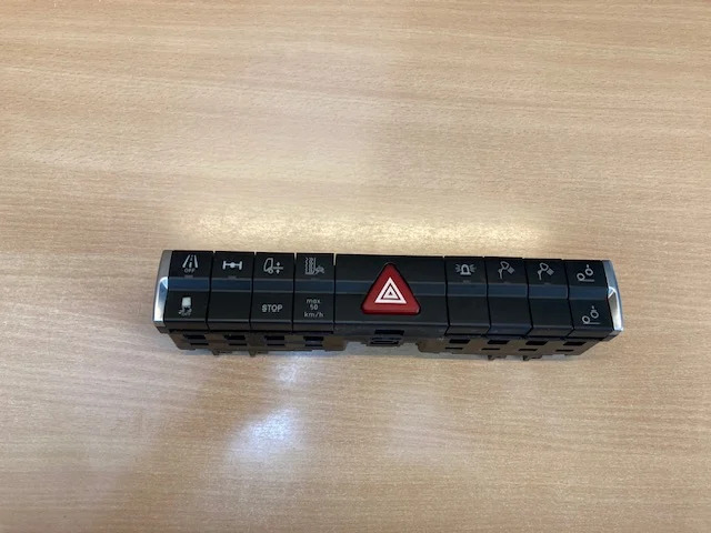 Mercedes A9605401401 – Mercedes switch module - Elektrisch systeem voor Vrachtwagen: afbeelding 1 Mercedes A9605401401 – Mercedes switch module - Elektrisch systeem voor Vrachtwagen: afbeelding 1