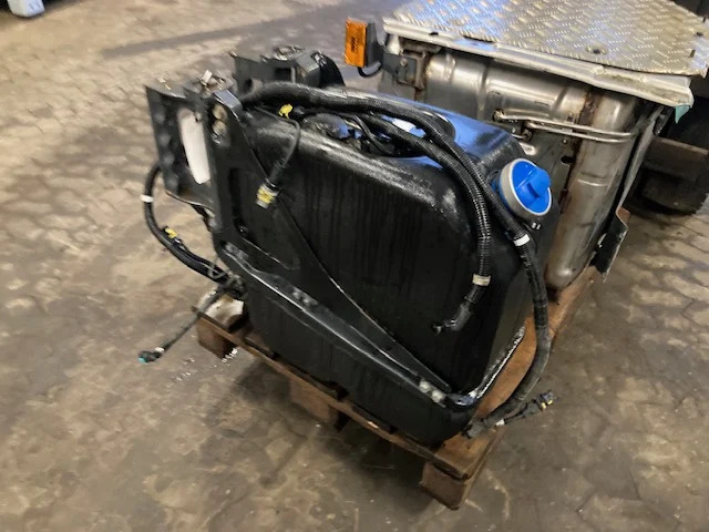 Scania 2919673 – Scania 2998146 – Scania Adblue tank + Scania reductant pick up unit - AdBlue Tank voor Vrachtwagen: afbeelding 1 Scania 2919673 – Scania 2998146 – Scania Adblue tank + Scania reductant pick up unit - AdBlue Tank voor Vrachtwagen: afbeelding 1