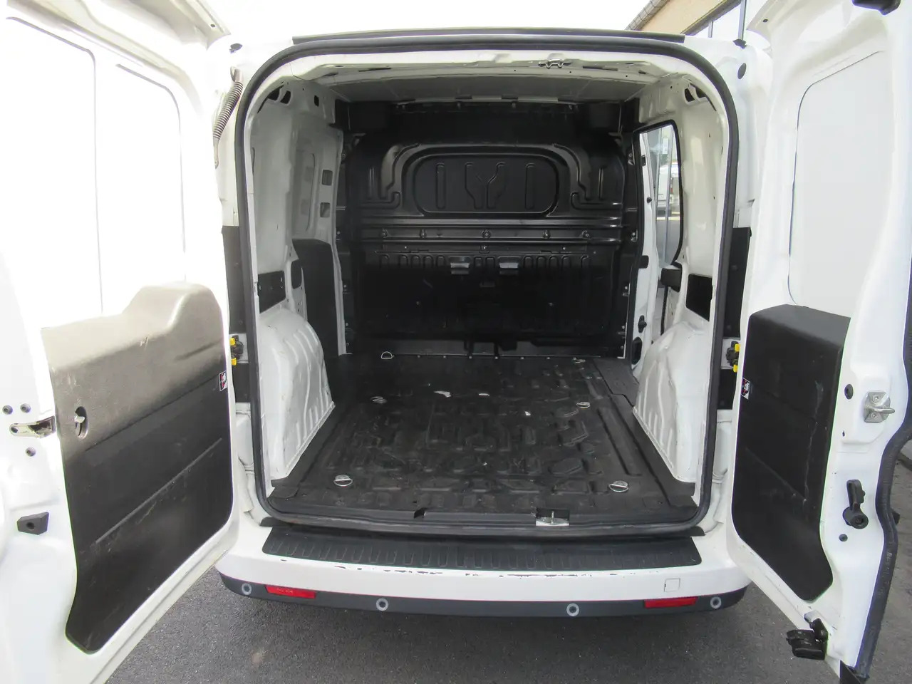 Fiat Doblo CLIM AUTO, NAVI, CRUISE 10500€+TVA/BTW - Kleine bestelwagen: afbeelding 5 Fiat Doblo CLIM AUTO, NAVI, CRUISE 10500€+TVA/BTW - Kleine bestelwagen: afbeelding 5