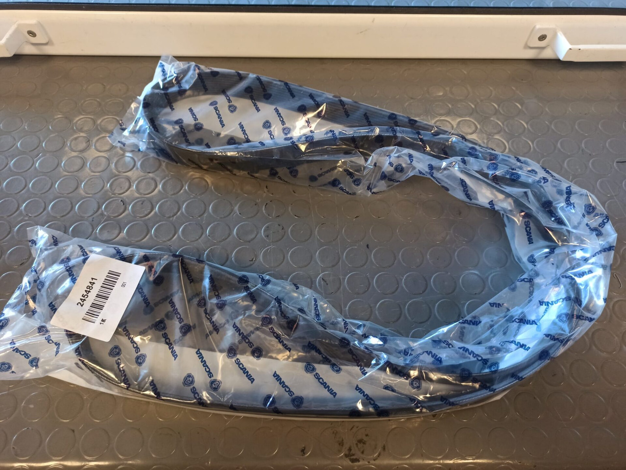 SCANIA POLY-V-BELT 2454841 - Riem voor Vrachtwagen: afbeelding 1 SCANIA POLY-V-BELT 2454841 - Riem voor Vrachtwagen: afbeelding 1