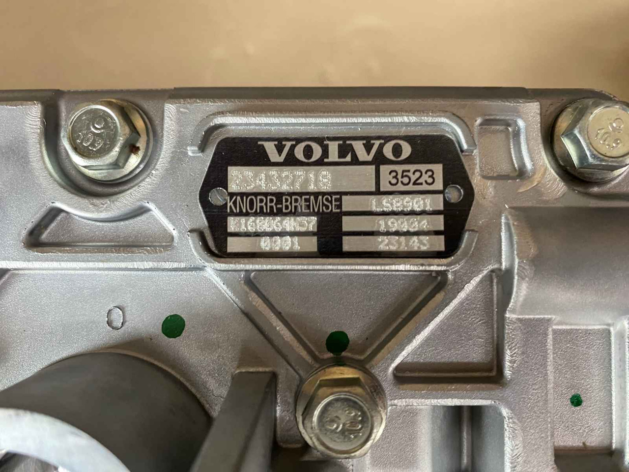 VOLVO AIR COMPRESSOR 23432718 - Compressor voor Vrachtwagen: afbeelding 2 VOLVO AIR COMPRESSOR 23432718 - Compressor voor Vrachtwagen: afbeelding 2