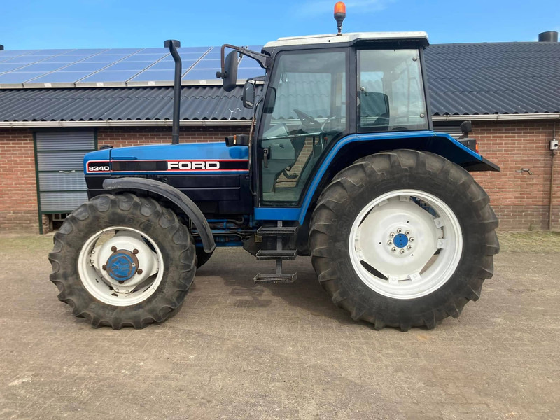 Ford 8340 - Tractor: afbeelding 2 Ford 8340 - Tractor: afbeelding 2