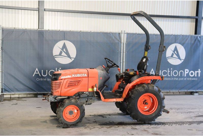 Kubota B2420 - Tractor: afbeelding 1 Kubota B2420 - Tractor: afbeelding 1