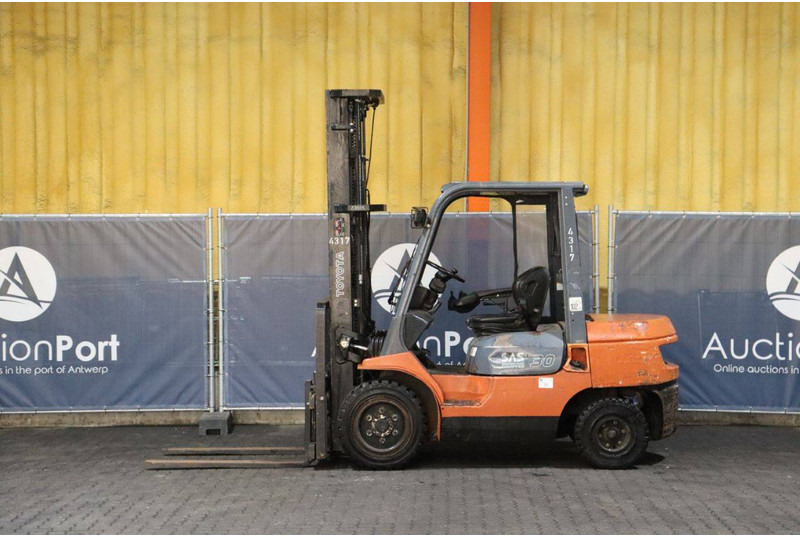 Toyota 02-7FDF30 - Diesel heftruck: afbeelding 2 Toyota 02-7FDF30 - Diesel heftruck: afbeelding 2