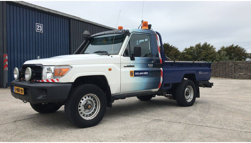 Toyota Land Cruiser - Sedan: afbeelding 1 Toyota Land Cruiser - Sedan: afbeelding 1