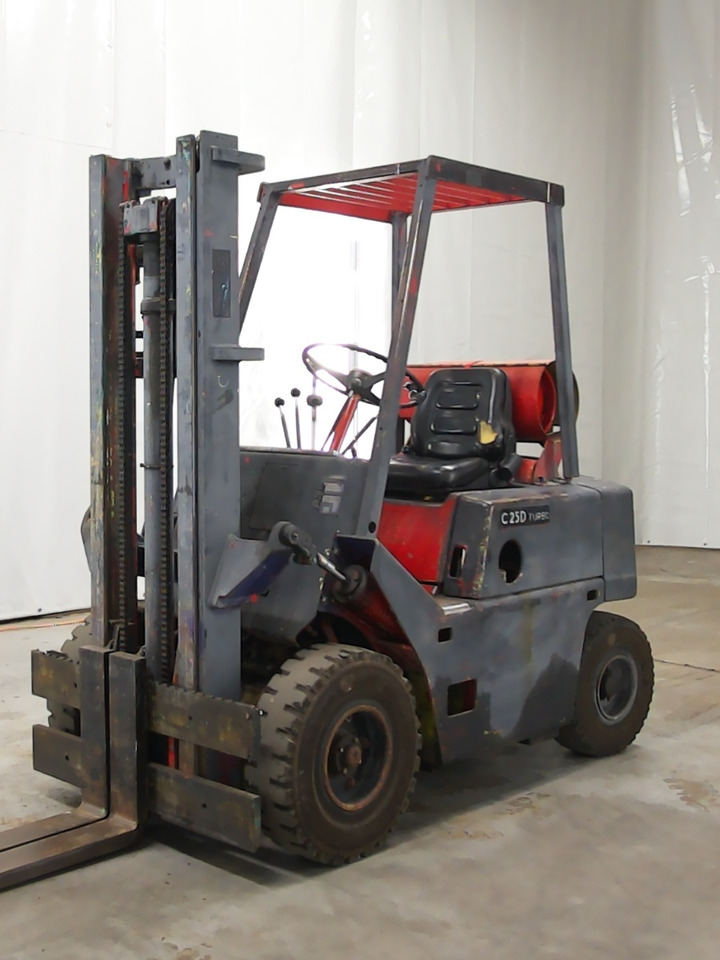 Clark 25D - Diesel heftruck: afbeelding 1 Clark 25D - Diesel heftruck: afbeelding 1
