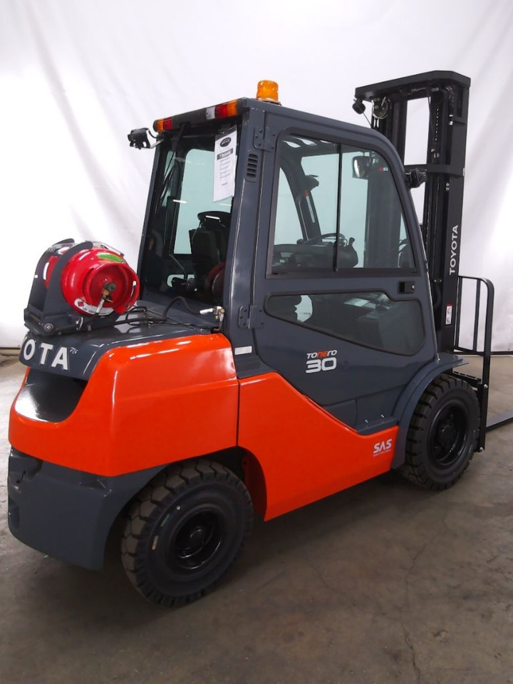 Toyota 02-8FGF30 - Heftruck: afbeelding 2 Toyota 02-8FGF30 - Heftruck: afbeelding 2
