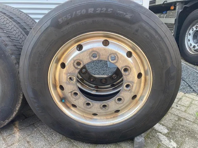 Michelin 385/55x22,5 - 2 stuks en 295/60x22,5 - 4 stuks op 9.00 velg - Band voor Vrachtwagen: afbeelding 1 Michelin 385/55x22,5 - 2 stuks en 295/60x22,5 - 4 stuks op 9.00 velg - Band voor Vrachtwagen: afbeelding 1