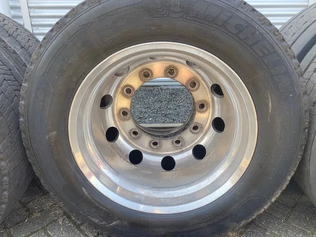 Michelin 385/55x22,5 - 2 stuks en 295/60x22,5 - 4 stuks op 9.00 velg - Band voor Vrachtwagen: afbeelding 2 Michelin 385/55x22,5 - 2 stuks en 295/60x22,5 - 4 stuks op 9.00 velg - Band voor Vrachtwagen: afbeelding 2