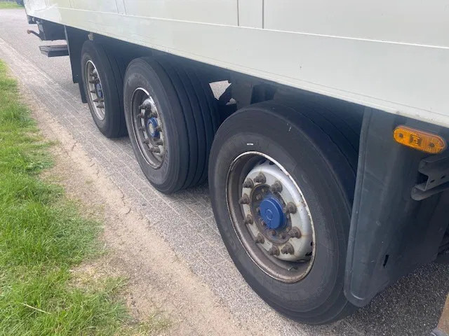 Schmitz Cargobull sko koelvries met carrier vector motor, saf assen disc brakes, 2 x lift , tuv gultig - Koelwagen oplegger: afbeelding 4 Schmitz Cargobull sko koelvries met carrier vector motor, saf assen disc brakes, 2 x lift , tuv gultig - Koelwagen oplegger: afbeelding 4