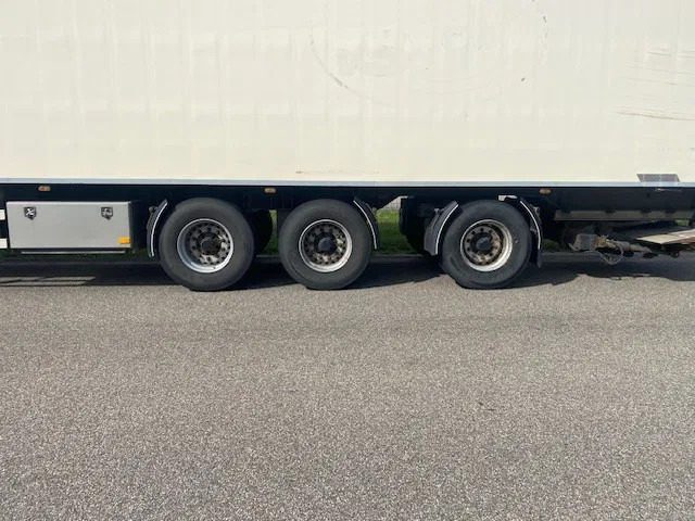 Van Eck koelvries 3 asser stuuras,met carrier vector koelmotor, apk gekeurd - Koelwagen oplegger: afbeelding 5 Van Eck koelvries 3 asser stuuras,met carrier vector koelmotor, apk gekeurd - Koelwagen oplegger: afbeelding 5