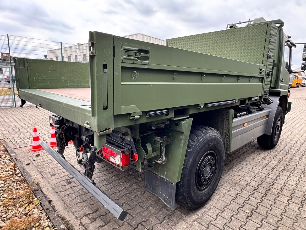 Mercedes-Benz 1018 Atego 4x4 Allrad Miltär Camper - Bestelwagen met open laadbak: afbeelding 4 Mercedes-Benz 1018 Atego 4x4 Allrad Miltär Camper - Bestelwagen met open laadbak: afbeelding 4