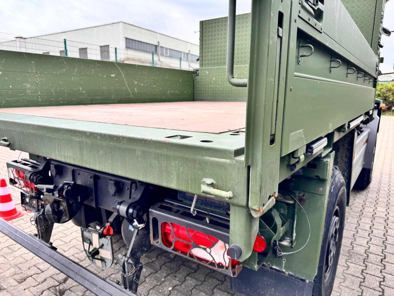 Mercedes-Benz 1018 Atego 4x4 Allrad Miltär Camper - Bestelwagen met open laadbak: afbeelding 5 Mercedes-Benz 1018 Atego 4x4 Allrad Miltär Camper - Bestelwagen met open laadbak: afbeelding 5